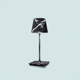 Piccola lampada da tavolo effetto marmo nero